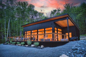 KALLM-Mont-Tremblant chalet with hot tub, pond & beach on private 7acre estate